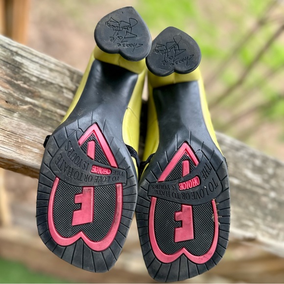 Fantastic lime green Fluevogs! Heart heels, mules, loafer style w/ black bow - Picture 10 of 11